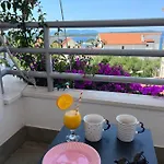 Проживання в сім'ї Mrcela With Big Balcony And Sea View *
