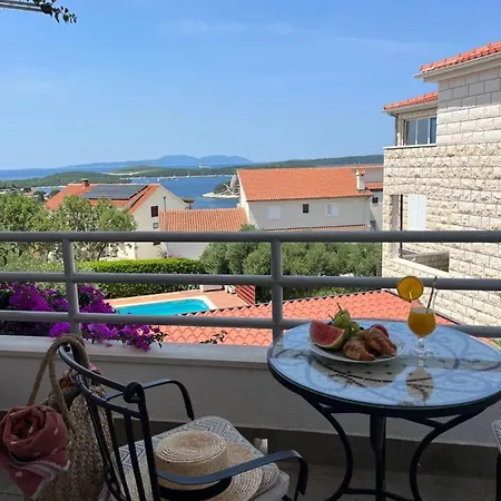 Проживання в сім'ї Mrcela With Big Balcony And Sea View *